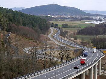 Nach der Brücke geht es los: Die Bundesstraße 4 zwischen Mönchröden und Neustadt wird bis zum Jahr 2019 auf drei Spuren ausgebaut. Heuer stehen der Bau einer Feldwegüberführung sowie einer Ortsverbindungsstraße nach Haarbrücken (links von der Fahrbahn) an. Foto: Berthold Köhler