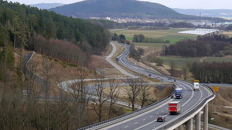 Nach der Brücke geht es los: Die Bundesstraße 4 zwischen Mönchröden und Neustadt wird bis zum Jahr 2019 auf drei Spuren ausgebaut. Heuer stehen der Bau einer Feldwegüberführung sowie einer Ortsverbindungsstraße nach Haarbrücken (links von der Fahrbahn) an. Foto: Berthold Köhler