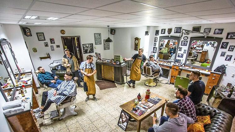 Das Mobiliar aus den Anfangsjahren des 20. Jahrhunderts haben Marco Maas und Flo Haider deutschlandweit im Internet zusammengekauft. Der älteste Friseurstuhl stammt aus dem Jahr 1928.  Foto: René Ruprecht