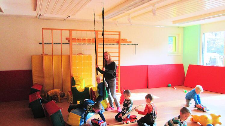 Sichtlich wohl fühlen sich die Kinder und das Personal im erneuerten Auraer Kindergarten wo jetzt mehr Platz zur Verfügung steht. Foto: Winfried Ehling
