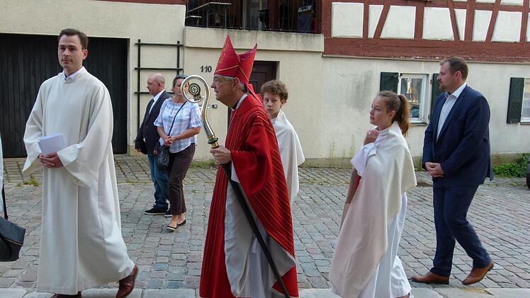 Der Einzug des Bischofs Ludwig Schick mit Bischofsstab in die Kirche, zusammen mit Firmlingen und Angehörigen sowie Bürgermeister Martin Mittag (rechts).Lothar Weidner