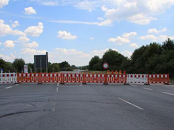 Die B 470 ist zwischen der A 3-Auffahrt und der Kreuzung Adelsdorf/Staatsstraße 2264 gesperrt. Bis einschließlich Freitag, 31. August, ist hier kein Durchkommen mehr. Fotos: Franziska Rieger