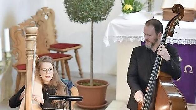 Judy Harper und ihr Mann Michael Weisel lie&szlig;en bei ihrem Konzert in Unfinden die Zuh&ouml;rer in eine besondere Welt eintauchen.  Foto: Gerold Snater