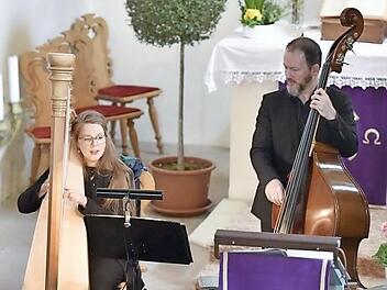 Judy Harper und ihr Mann Michael Weisel ließen bei ihrem Konzert in Unfinden die Zuhörer in eine besondere Welt eintauchen.  Foto: Gerold Snater
