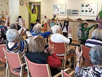 Nanni H&ouml;ppner (im gelben Pullover) besuchte mit den "Flotten Bienchen" vom Sportclub Adelsdorf das Seniorenheim. Ausschlaggebend f&uuml;r ihre Idee war ein Beitrag im Fernsehen.  Foto: privat