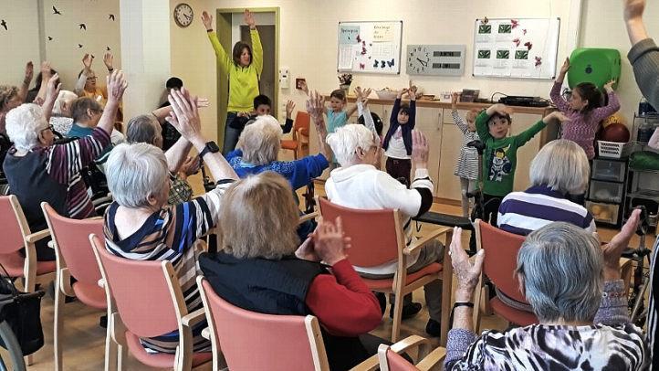 Nanni H&ouml;ppner (im gelben Pullover) besuchte mit den "Flotten Bienchen" vom Sportclub Adelsdorf das Seniorenheim. Ausschlaggebend f&uuml;r ihre Idee war ein Beitrag im Fernsehen.  Foto: privat