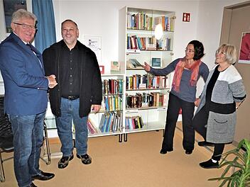 Bürgermeister Günther Hübner, Robotif-Geschäftsführer Ingo Förster, Birgit Thies und Ulrike Puchta (von links) vor den neuen Bücherschränken Foto: Werner Reißaus