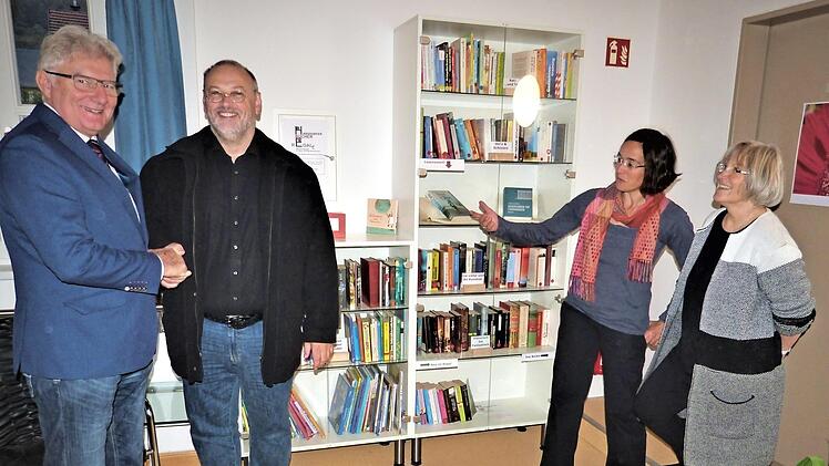 Bürgermeister Günther Hübner, Robotif-Geschäftsführer Ingo Förster, Birgit Thies und Ulrike Puchta (von links) vor den neuen Bücherschränken Foto: Werner Reißaus