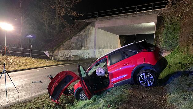 In Unterfranken hat sich in der Nacht auf Freitag ein schwerer Unfall ereignet, der einen Mann das Leben kostete. Foto: NEWS5 / H&ouml;fig