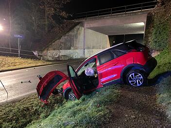In Unterfranken hat sich in der Nacht auf Freitag ein schwerer Unfall ereignet, der einen Mann das Leben kostete. Foto: NEWS5 / Höfig