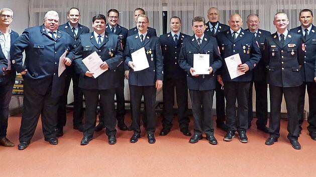 Die Geehrten zusammen mit Landrat Hermann Ulm, Oberbürgermeister Uwe Kirschstein, Kreisbrandrat OliverFlake, Stadtbrandinspektor Jürgen Mittermeier und Kreisbrandmeister Jan Gruska.