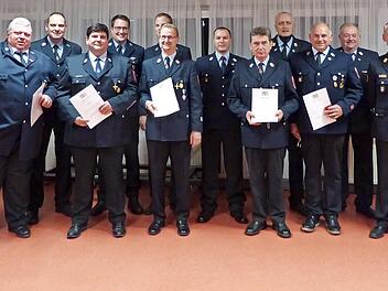 Die Geehrten zusammen mit Landrat Hermann Ulm, Oberbürgermeister Uwe Kirschstein, Kreisbrandrat OliverFlake, Stadtbrandinspektor Jürgen Mittermeier und Kreisbrandmeister Jan Gruska.