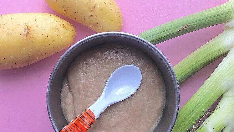Ein Babybrei kannst du schnell selbst kochen und auf Vorrat einfrieren.