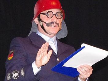 Florian Zündschnur (alias Kommandant Martin Panzer), verstand es, in humorvoller Weise in den Abend einzuführen. Foto: Schadeck
