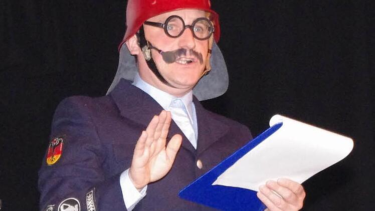 Florian Zündschnur (alias Kommandant Martin Panzer), verstand es, in humorvoller Weise in den Abend einzuführen. Foto: Schadeck