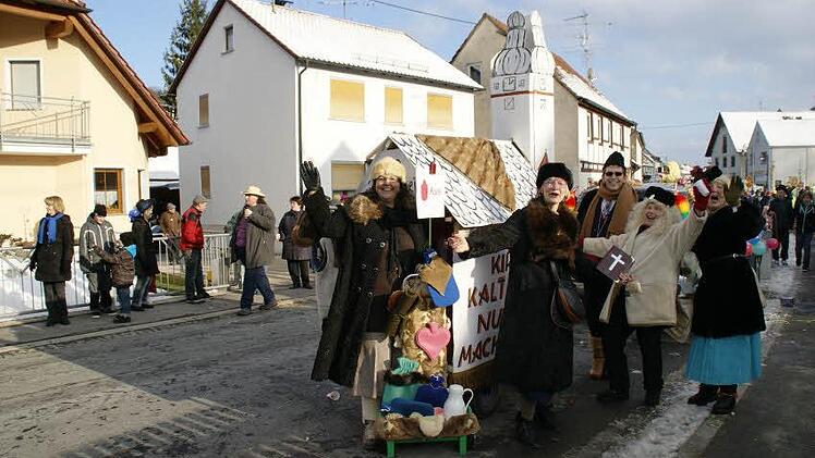 Kirche kalt und arm, nur Pelze machen warm, klagte die Gruppe Bühl über die defekte Heizung in der Jakobuskirche Trossenfurt.