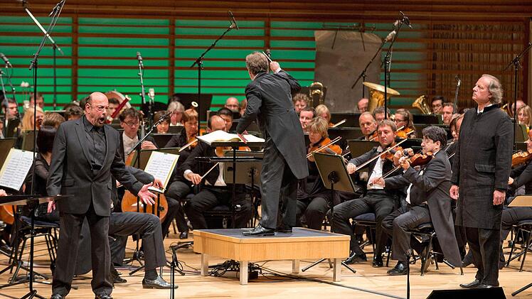 "Siegfried"-Szene mit Peter Sidhom als Alberich, Albert Dohmen als Wanderer, Jonathan Nott und den Bamberger Symphonikern Foto: Georg Anderhub/Lucerne Festival