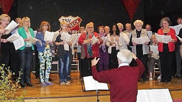 Musikalisch stimmte der gemischte Chor des Gesangvereines "Liederkranz" Untersteinach mit Dirigent Heiner Beyer die Sänger auf den Kreistag im Pressecker Schützenhaus ein. Foto: Klaus-Peter Wulf