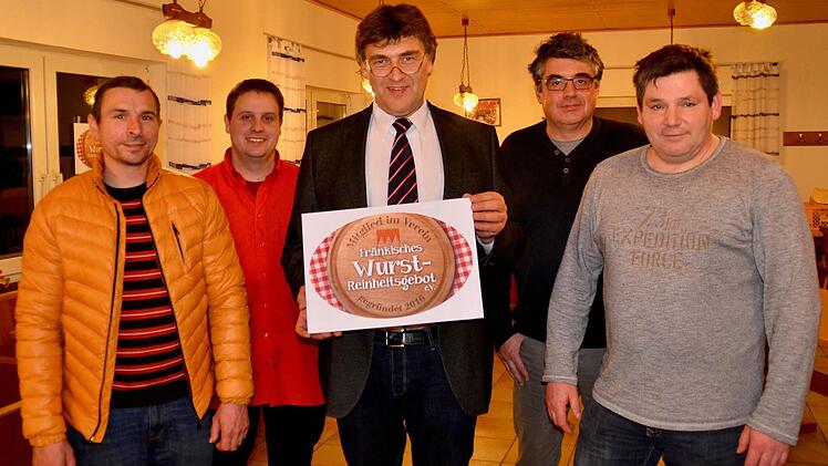 Initiator der Vereinsgründung Kilian Moritz (mitte) mit dem Vorstand. Das sind von links: Kassierer Mirko Gensler (Unsleben), 1. Vorsitzender Markus Alles (Frauenroth), Schriftführer Jürgen Straub (Innung Rhön-Grabfeld und Schweinfurt) sowie 2. Vorsitzender Alfred Kaiser aus Aidhausen. Foto: Kathrin Kupka-Hahn