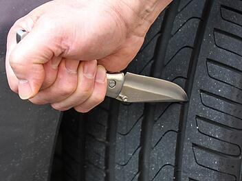 Weil er auf die anderen Kunden einer Prostituierten eifers&uuml;chtig war, hat ein 53-J&auml;hriger in Coburg die Reifen mehrerer Autos zerstochen. &Uuml;ber seine Taten samt Kennzeichen der betroffenen Autos f&uuml;hrte der Mann feins&auml;uberlich Buch. Symbolfoto: Christopher Schulz