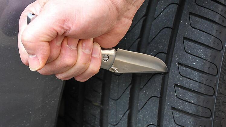 Weil er auf die anderen Kunden einer Prostituierten eifers&uuml;chtig war, hat ein 53-J&auml;hriger in Coburg die Reifen mehrerer Autos zerstochen. &Uuml;ber seine Taten samt Kennzeichen der betroffenen Autos f&uuml;hrte der Mann feins&auml;uberlich Buch. Symbolfoto: Christopher Schulz