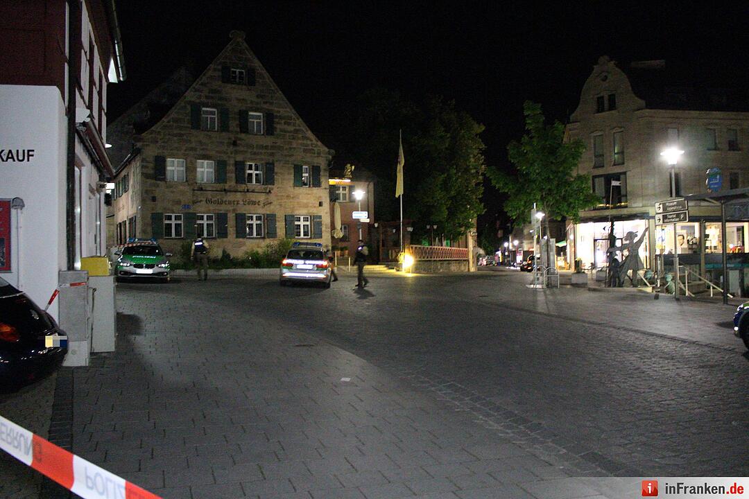 Mann mit Schusswaffe in Zirndorf gesehen – Passanten rufen Polizei