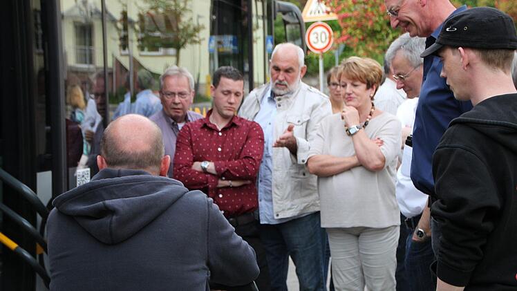 Der Stadtrat Bad Brückenau schaut sich die zukünftige Haltestelle am Alten Rathaus an. Foto: Ulrike Müller