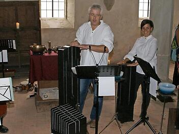 In Mariaburghausen fand das Klangsteinkonzert der Gruppe "Mutterklang" statt . Die Mitwirkenden waren (von links): Michael Groß aus Pfarrweisach, Michael Scholl aus Limbach, Sonja Wißmüller aus Knetzgau und Angelika Eirich aus Schweinfurt.  Foto: Sabine Weinbeer