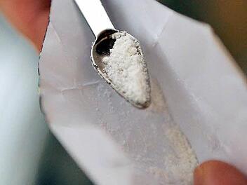 In nur 30 Minuten schluckte der Mann 1,1 Kilo Kokain. Symbolbild, Foto: Andy Rain/dpa