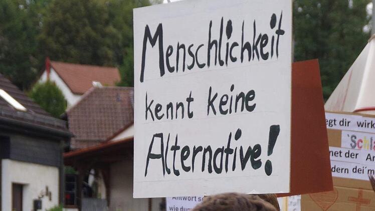 Am Montagabend (27. August) demonstrierten in Weißenbrunn rund 120 Menschen gegen die Gründung eines AfD-Ortsverbandes Kronach Stadt und  Land. Foto: Marco Meißner