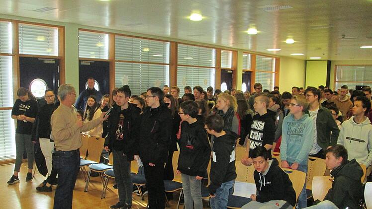 Moderator Stefan Simonis (links) beeindruckte die Mittelschüler aus Hammleubrg und Langendorf mit Fakten und Bildern zum Umgang mit den Ressourcen der Erde.Winfried Ehling