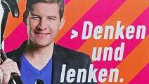Dominik Sauerteig - als Denker und Lenker inszeniert. Das Fahrrad wird auf diese Weise zum Vehikel, nicht zum umweltverträglichen Fortbewegungsmittel. Der Wille, einen Slogan mit Aussagen zu formulieren, ist immerhin erkennbar.Foto: Jochen Berger