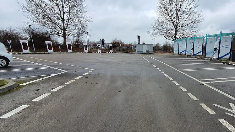 Am Autobahnrasthof bei Knetzgau gibt es eine ganze Ecke voll mit Stromtankstellen. Der Autohersteller Tesla alleine stellte acht Schnellladesäulen auf. Bedienbar per Funkchip. Cool. Foto: Brigitte Krause
