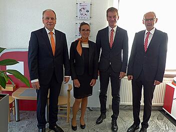 Freuen sich auf die Zusammenarbeit: Roland Knoll, Verena Greubel (beide VR Bank) sowie Michael Rendl und Bernhard Feser (beide Sparkasse).