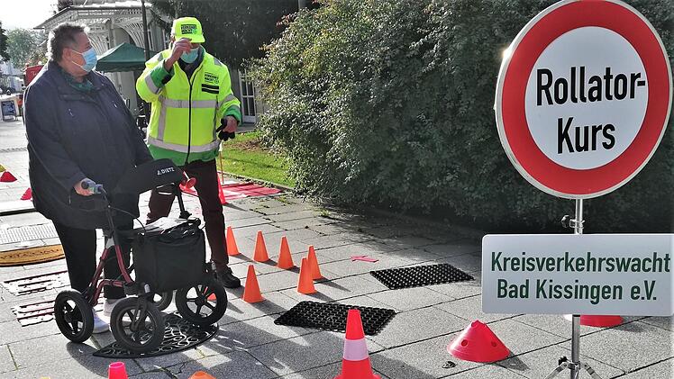 Zum Mitmachen und Ausprobieren luden auch Edgar Kast (Foto) und seine Kollegen der Kreisverkehrswacht beim Rollator-Parcours . Foto: Sigismund von Dobschütz