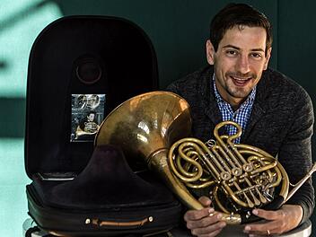 Jonathan Baur ist Hornist im Philharmonischen Orchester Landestheater Coburg.Foto: Jochen Berger