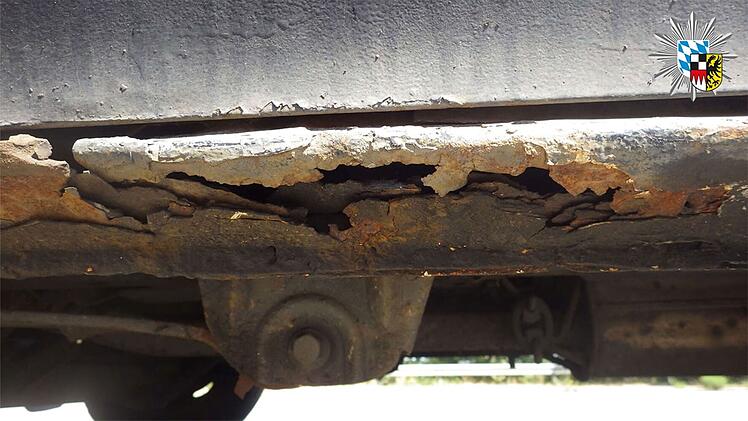 Nürnberg: Polizei stoppt weißen Transporter - "in diesem Fahrzeug bestand Lebensgefahr"