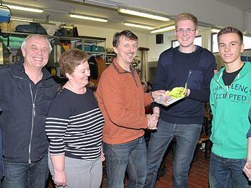 Walter Ferbar, Karoline Schmidt und Günther Vogel übergaben eine Spende an Bastian Selig und Pascal Tritthart (v. l.). Fotos: RK