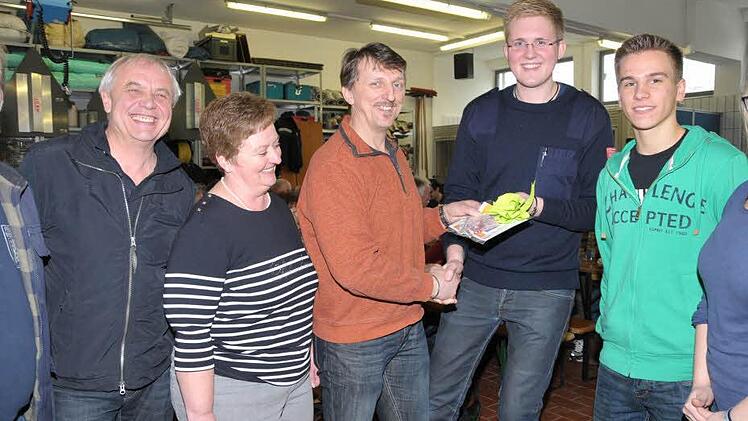 Walter Ferbar, Karoline Schmidt und Günther Vogel übergaben eine Spende an Bastian Selig und Pascal Tritthart (v. l.). Fotos: RK