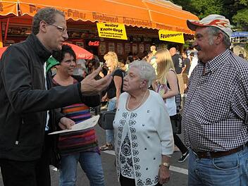 German Hacker und Heike Kraus plauderten mit Gunda Müller und Adam Störzer (v. l.) über alte Zeiten. Foto: Roland Meister