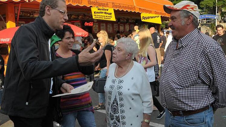 German Hacker und Heike Kraus plauderten mit Gunda Müller und Adam Störzer (v. l.) über alte Zeiten. Foto: Roland Meister