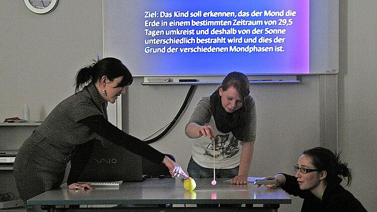 Studierende machen sich mit Sachen vertraut, die sie dann den Kindern vermitteln sollen. Foto: privat