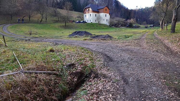 In diesen Graben ist das Auto der Kulmbacher Wehr gerutscht. Es konnte erst von einem Autokran wieder aufgerichtet werden.