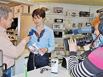 Elektrogeräte zum Wegwerfen: Inhaberin Annette Müller im Gespräch mit Frankenschau-Reporter Albrecht Rauh. Foto: Sigismund von Dobschütz