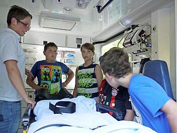 Regina erklärt den Kindern die Einrichtung des Rettungswagens. Foto: Pauline Lindner