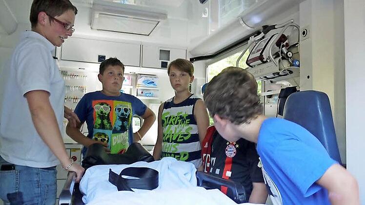 Regina erklärt den Kindern die Einrichtung des Rettungswagens. Foto: Pauline Lindner
