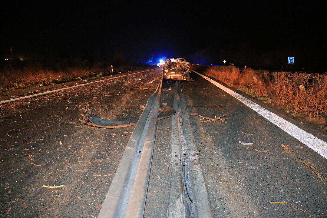 Lkw durchbricht Mittelschutzplanke auf A73