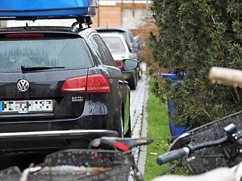 Bald wieder nur für Fußgänger: die drei Kurzzeitparkplätze am Kurgarten werden abgeschafft.  Foto: Anja Greiner