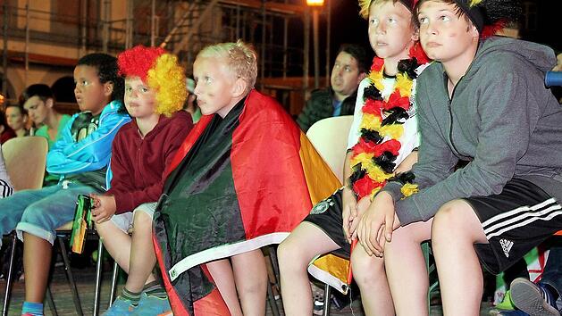 So sehen Verlierer aus: Ernüchterung macht sich bei den jungen Deutschland-Fans nach der Halbfinal-Niederlage gegen Frankreich breit.  Foto: Markus Häggberg