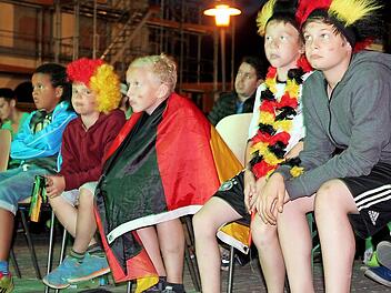 So sehen Verlierer aus: Ernüchterung macht sich bei den jungen Deutschland-Fans nach der Halbfinal-Niederlage gegen Frankreich breit.  Foto: Markus Häggberg